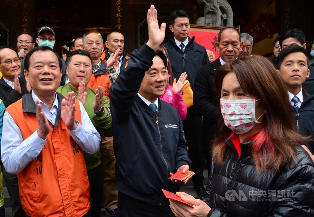 副總統當選人賴清德(前中)28日至中和廣濟宮祈福發福袋,也不時與周邊民眾熱情打招呼。中央社記者黃旭昇新北攝 109年1月28日