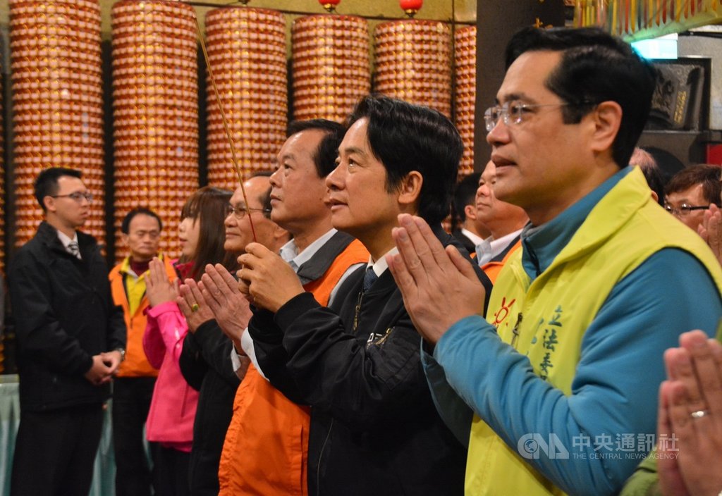 副總統當選人賴清德(右2)28日中午至中和廣濟宮,在民進黨立委江永昌(右1)陪同下上香祈福還願。中央社記者黃旭昇新北攝 109年1月28日
