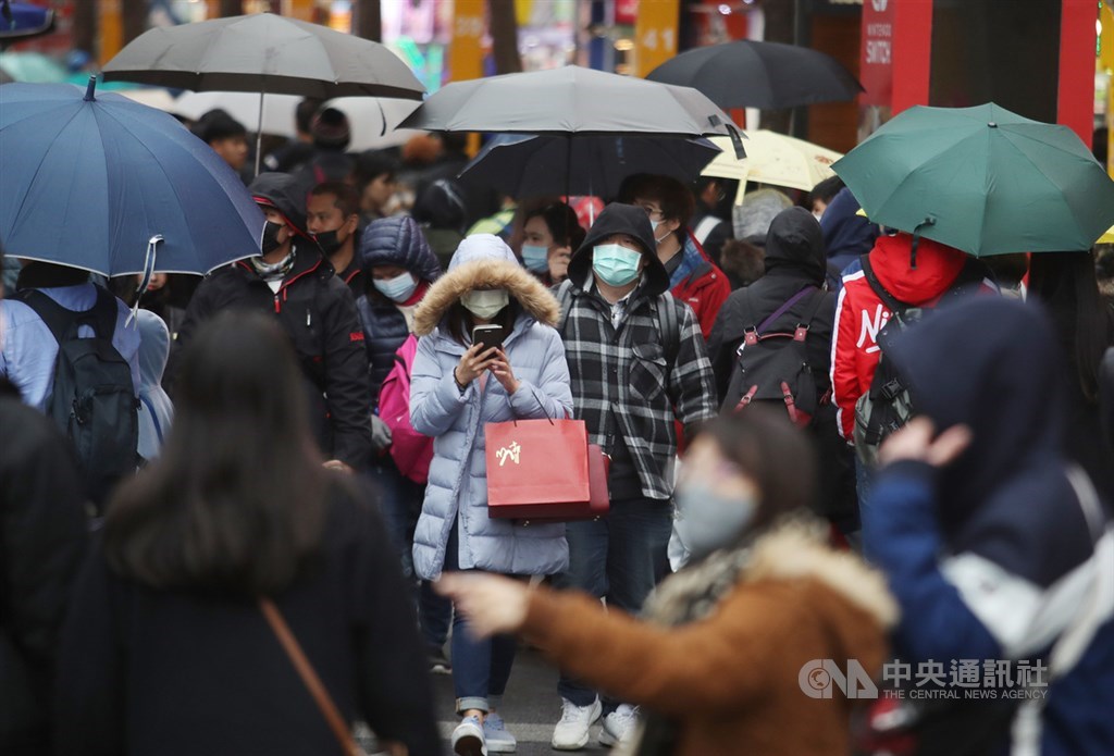 氣象局28日表示,受寒流南下影響,全台越晚會越冷,尤其高雄以北、宜蘭地區最低只剩8度。中央社記者張新偉攝 109年1月28日