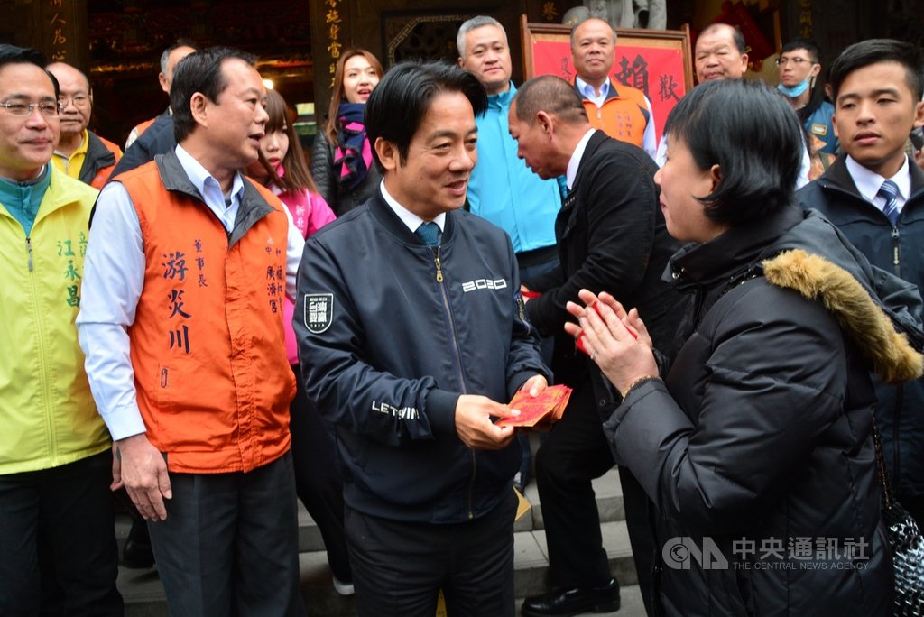 副總統當選人賴清德(前右2)28日中午至中和廣濟宮祈福發福袋,問候排隊第一名的女士(右),是上午8時到場排隊,已經等候3小時。中央社記者黃旭昇新北攝 109年1月28日