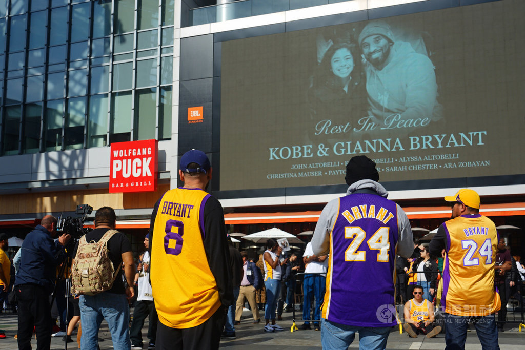 美國職籃NBA洛杉磯湖人傳奇球星布萊恩(Kobe Bryant)26日不幸墜機過世,事發隔天湖人主場史泰博中心(Staples Center)附近廣場,仍有不少球迷穿著球衣,持續到場緬懷逝世的布萊恩和他的女兒。中央社記者王騰毅洛杉磯攝 109年1月28日