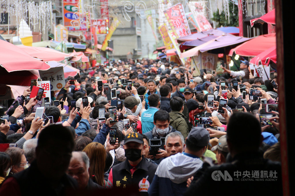 總統蔡英文28日到苗栗縣通霄鎮白沙屯拱天宮參香並發放福袋,有人早早到場排隊,也有不少媽祖信徒驚喜巧遇總統,紛紛拿出手機隔著人群拍照,人潮塞爆拱天宮前巷道。中央社記者管瑞平攝109年1月28日