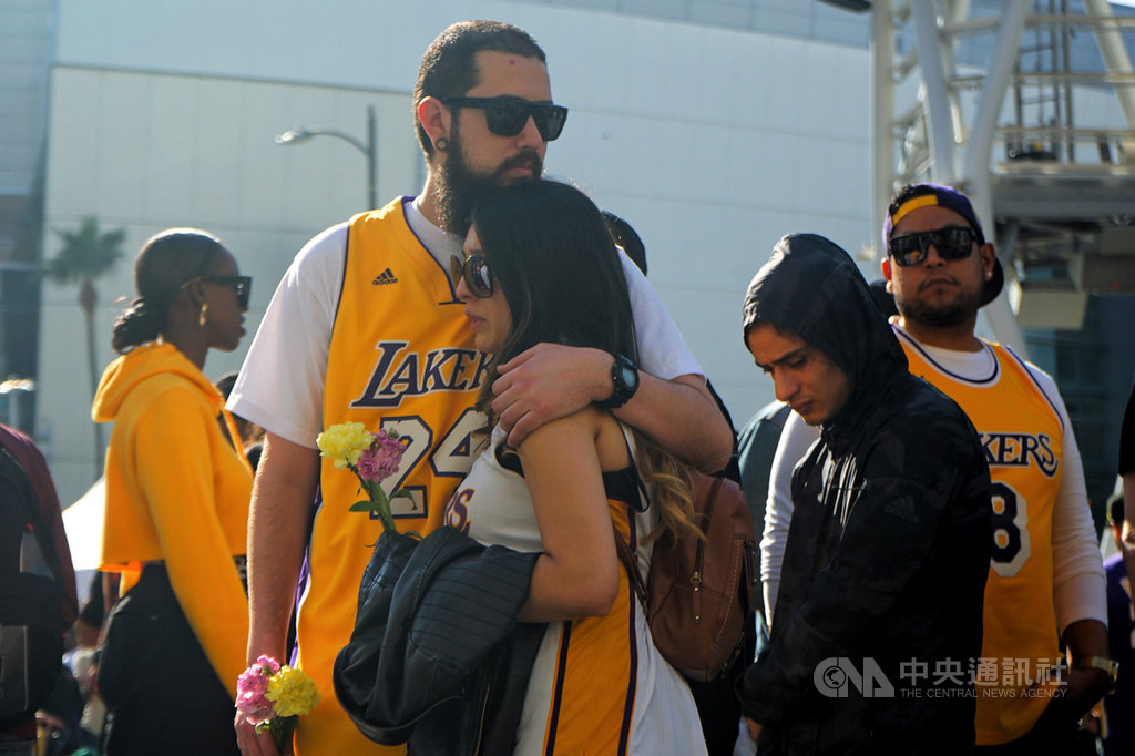 美國職籃NBA洛杉磯湖人傳奇球星布萊恩(Kobe Bryant)26日不幸墜機過世,湖人主場史泰博中心(Staples Center)附近廣場,事發隔天仍有不少球迷持續到場獻花向布萊恩致意。中央社記者王騰毅洛杉磯攝 109年1月28日