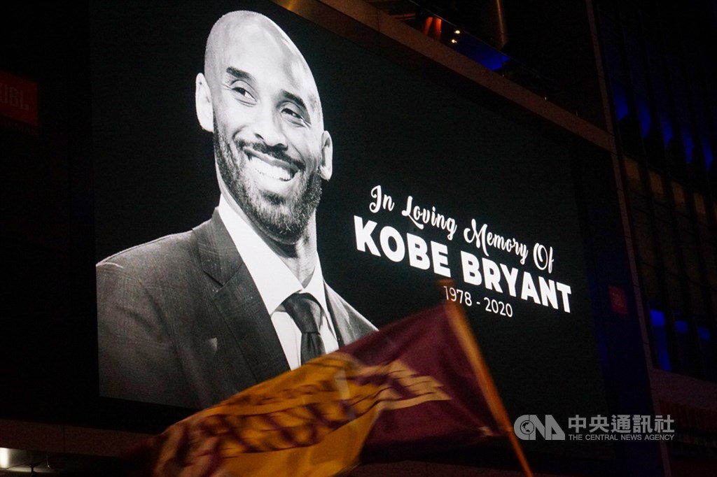 美國職籃NBA洛杉磯湖人傳奇球星布萊恩(Kobe Bryant)26日墜機過世,湖人主場史泰博中心(Staples Center)外廣場,大型看板秀出紀念他的照片及文字。中央社記者王騰毅洛杉磯攝 109年1月27日