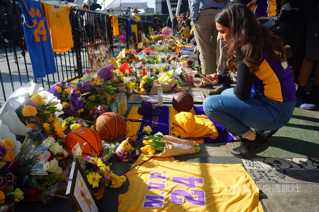 美國職籃NBA洛杉磯湖人傳奇球星布萊恩(Kobe Bryant)26日墜機過世,隔天湖人主場史泰博中心(Staples Center)附近廣場仍有不少球迷持續到場緬懷布萊恩。中央社記者王騰毅洛杉磯攝 109年1月28日