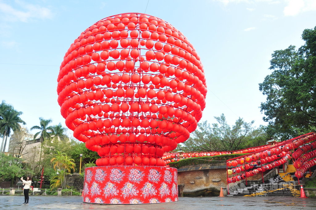 宜蘭縣羅東鎮公所在羅東夜市旁中山公園廣場,使用約800個大紅燈籠,打造號稱全國最大燈籠塔,高達13公尺,喜氣洋洋。中央社記者沈如峰攝 109年1月28日