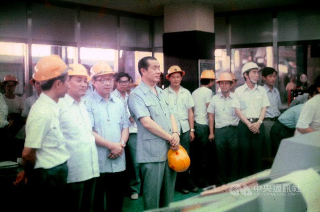 協和發電廠位在基隆市外木山海邊,電廠3根高聳煙囪是著名的地標之一,更曾經是北台灣第一大電廠,在台灣經濟快速飛躍的年代,協和電廠肩負北部穩定供電的重任。圖為前總統府資政孫運璿(左前4)參訪協和電廠。(台電提供)中央社記者蔡芃敏傳真 109年1月28日