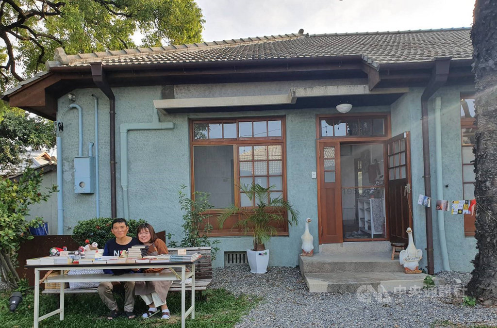 屏東作家郭漢辰(左)進駐勝利星村創意生活園區裡的作家張曉風舊居,開獨立書店、辦藝文講座,是園區內文青味最濃的一家文創店。中央社記者郭芷瑄攝 109年1月28日