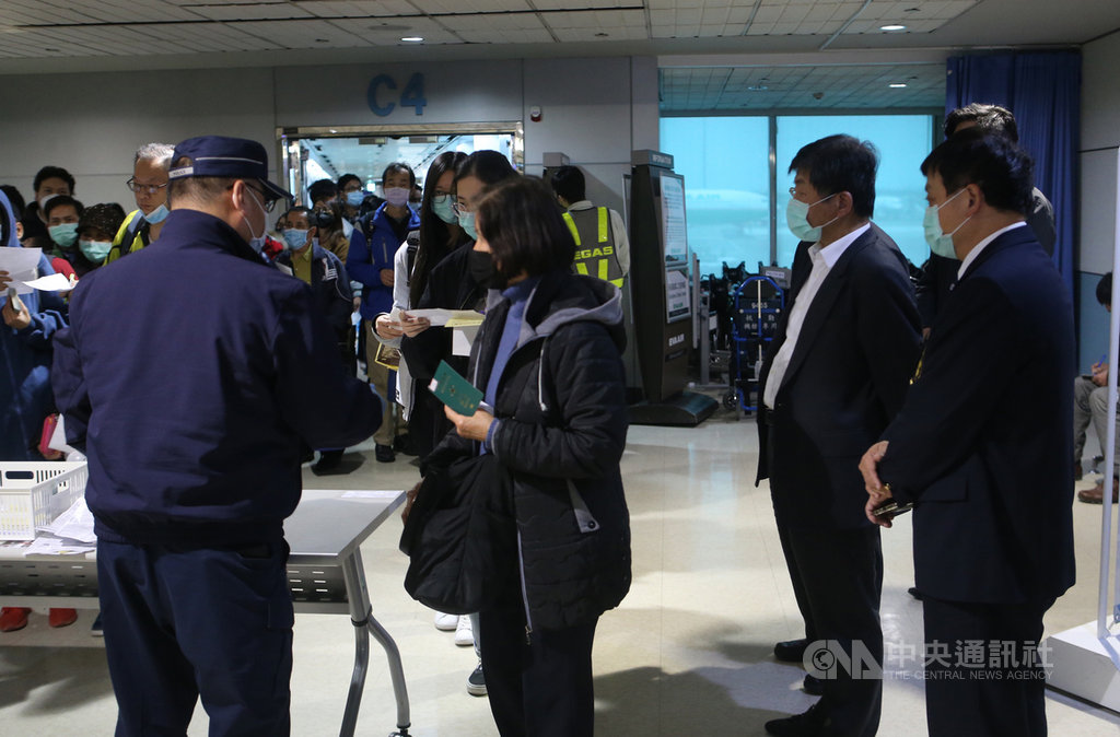 因應武漢肺炎疫情,衛生福利部長陳時中(右2)28日再度視察桃園國際機場防疫,強調政府嚴格執行公權力決心,若有不配合防疫檢查的旅客,一律抓起來依法處理。中央社記者邱俊欽桃園機場攝 109年1月28日