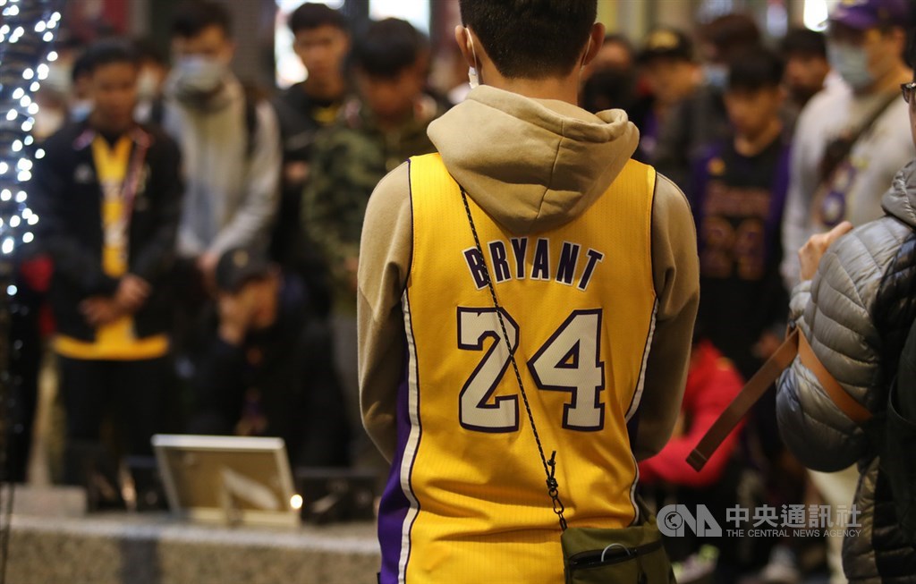 前美國職籃NBA洛杉磯湖人當家球星布萊恩(Kobe Bryant),26日搭乘私人直升機墜機身亡,享年41歲。台灣球迷28日在台北舉行追思快閃活動,有球迷身穿Kobe球衣到場默哀。中央社記者張新偉攝 109年1月28日