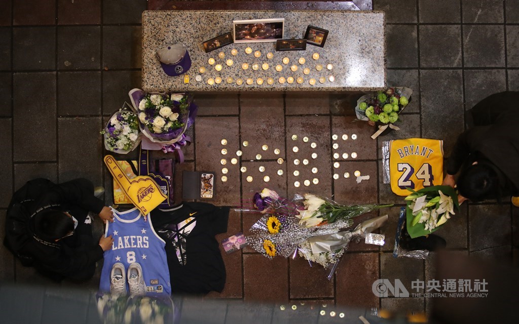 前美國職籃NBA洛杉磯湖人當家球星布萊恩(Kobe Bryant),26日搭乘私人直升機墜機身亡,享年41歲。台灣球迷28日在台北舉行追思快閃活動,將白色蠟燭排成Kobe紀念。中央社記者張新偉攝 109年1月28日