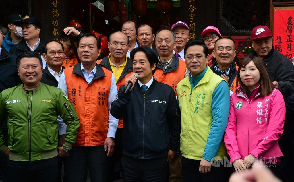 副總統當選人賴清德(前排中)28日中午至中和廣濟宮祈福,在廟門口發放紅包後並與鄉親及民代、支持者合影。中央社記者黃旭昇新北攝 109年1月28日