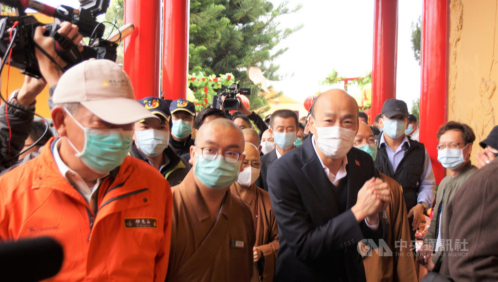 罷韓二階段連署啟動,高雄市長韓國瑜(前右)28日至佛光山禮佛祈福,心繫武漢肺炎防疫,面對媒體避談罷韓,強調現在很擔心武漢肺炎群聚感染,希望市民能與市府配合防疫。中央社記者程啟峰高雄攝 109年1月28日