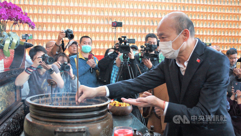 高雄市長韓國瑜(前)28日戴口罩至佛光山禮佛祈福,不忘宣導武漢肺炎防疫。中央社記者程啟峰高雄攝 109年1月28日