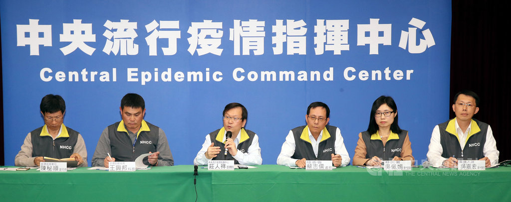 新型冠狀病毒延燒,台灣中央流行疫情指揮中心、疾管署副署長莊人祥(左3)28日宣布新增2例境外移入病例,國內累積確診案例達7例。中央社記者張新偉攝 109年1月28日