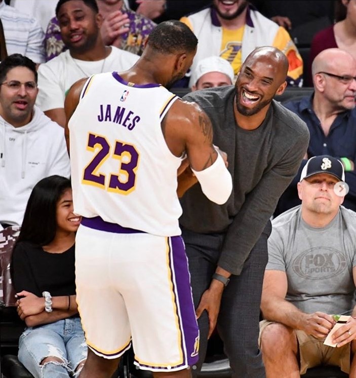 NBA傳奇球星布萊恩26日不幸墜機逝世,對此湖人球星詹姆斯(白球衣者)27日表示自己「心碎、震驚」,並在社群媒體Instagram發文,誓言繼承布萊恩的輝煌傳奇。(圖取自IG)