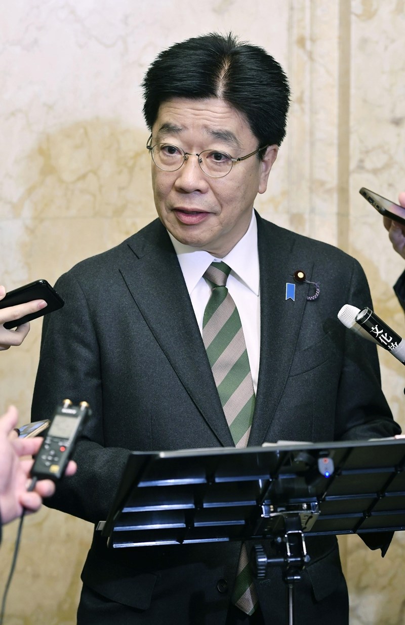 日本厚生勞動大臣加藤勝信(圖)28日證實新增2起確診病例,其中一人未曾前往中國,是國內首宗境內傳染病例。(共同社提供)