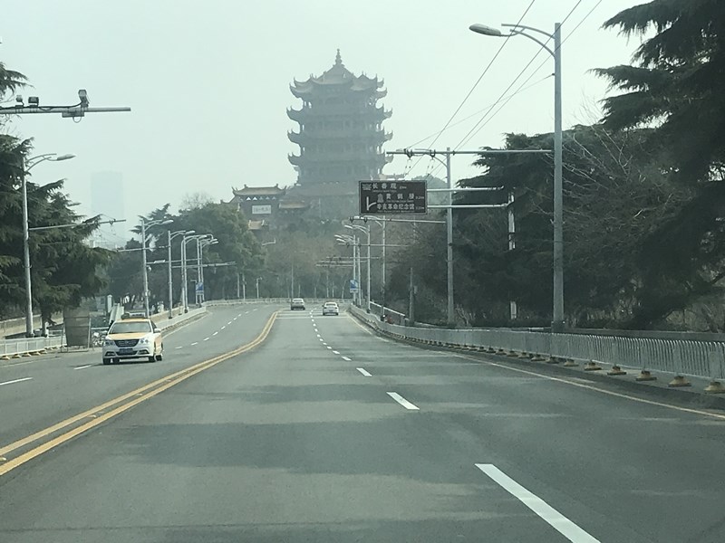 大陸湖北多個城市陸續封城,至今仍有上百名台灣民眾受困當地,陸委會表示,受困民眾陸續出現藥品短缺等問題,且陸方並未妥善照顧台灣人。圖為武漢黃鶴樓。(中新社提供)