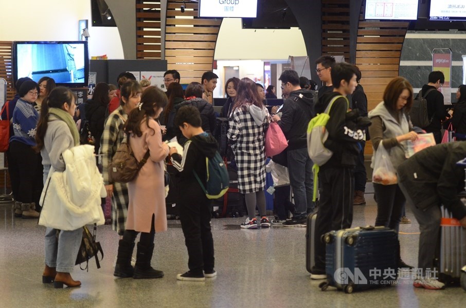 中國大陸新型冠狀病毒肺炎疫情嚴峻,陸委會28日調升湖北省旅遊警示燈號為「紅色」,建議民眾不宜前往。圖為桃園機場出境大廳。(中央社檔案照片)
