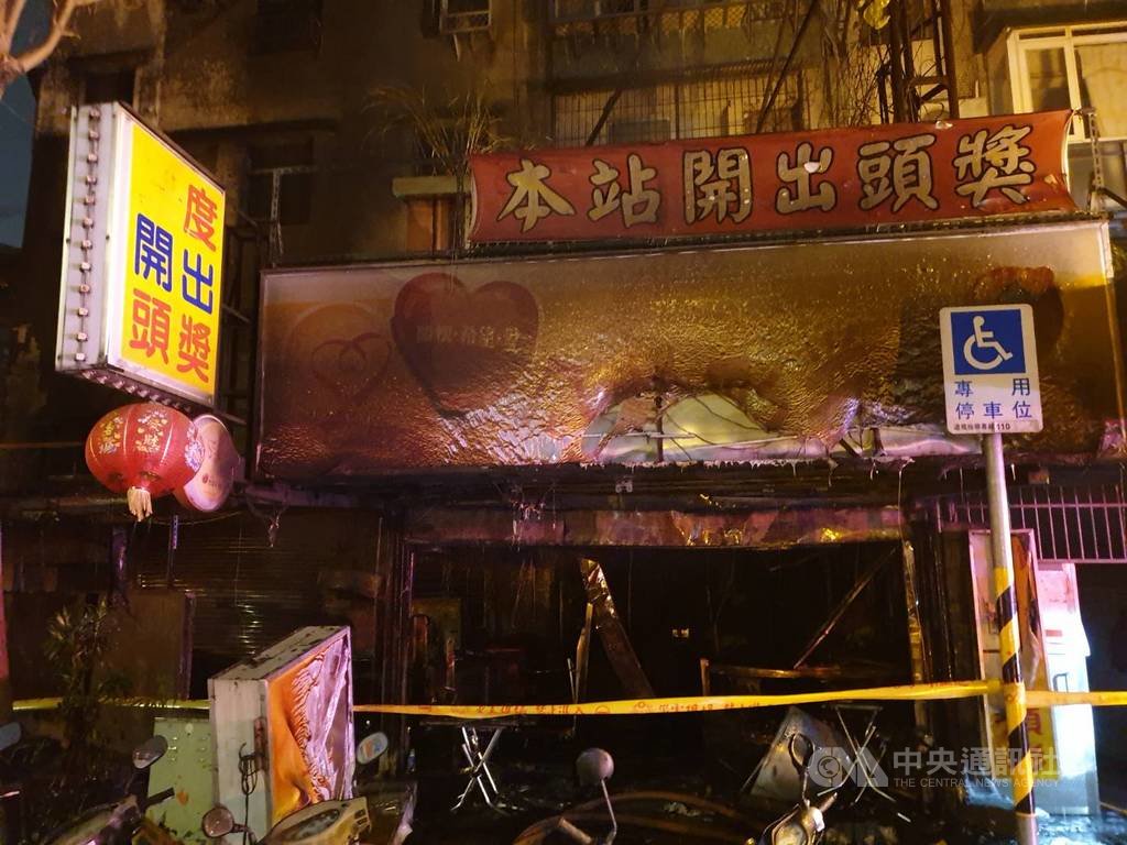 新北市新店區中興路三段彩券行,28日晚間遭到老闆的兒子涉嫌潑灑汽油縱火。火勢將彩券行幾乎燒毀,也燒死嫌疑人的母親,姐姐也受傷送醫。(翻攝畫面)中央社記者黃旭昇新北傳真 109年1月29日