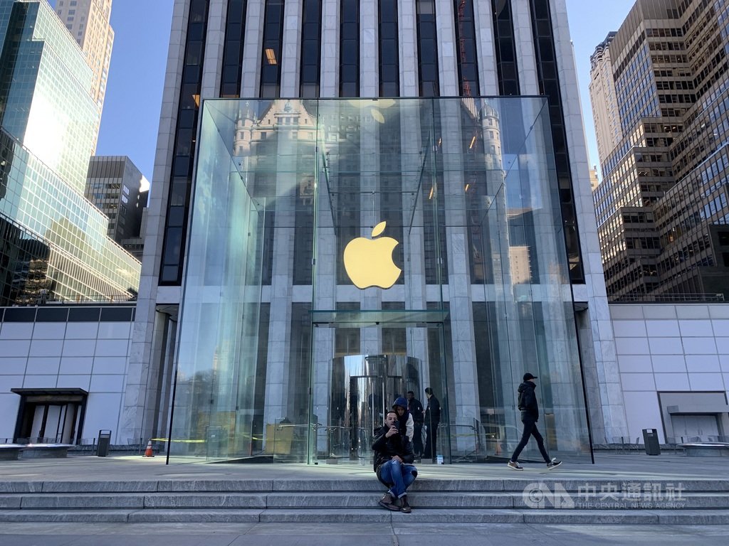 蘋果公司28日公布消費旺季財報,在iPhone等產品熱賣刺激下,營收創歷史新高,獲利也恢復成長。圖為紐約市曼哈頓第五大道蘋果直營店外觀。中央社記者尹俊傑紐約攝 109年1月29日