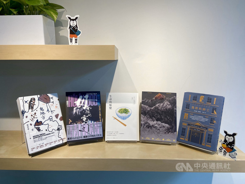 博客來文化事業部部長張靜如根據年假必讀書單,推薦5本一定要看的書。有長篇小說、飲食散文,也有台灣電影文化史,讓讀者對新一年生活有新的體悟。(博客來提供)中央社記者陳政偉傳真 109年1月29日