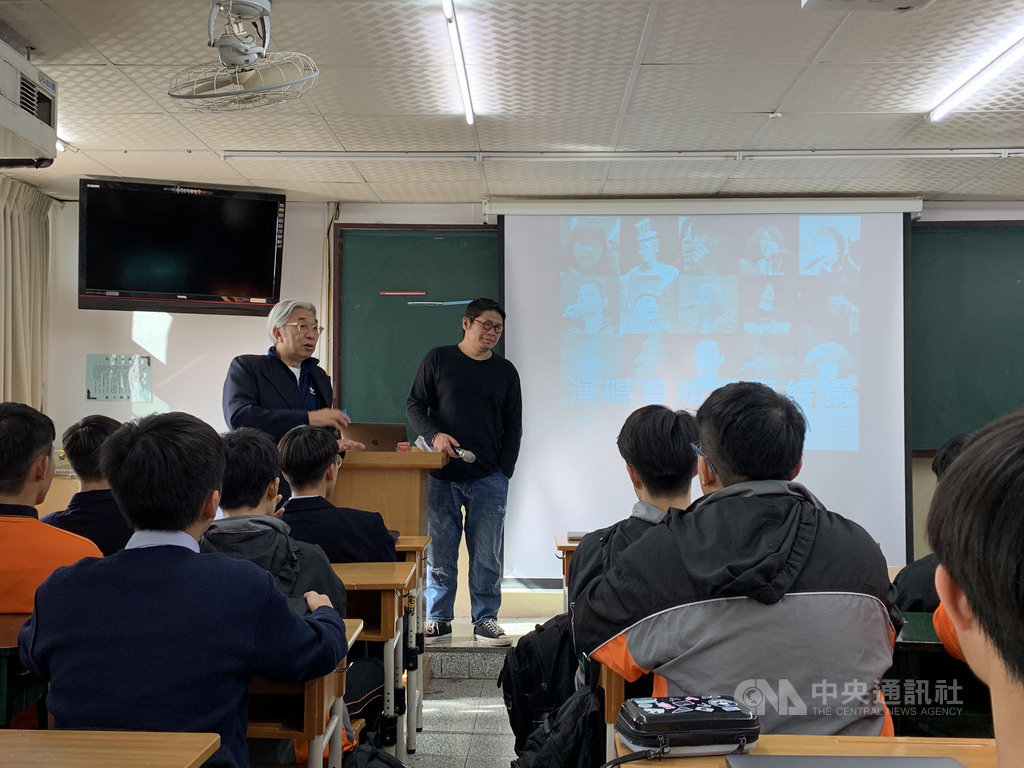 MTI音樂科技學院董事長倪重華(後左)進入技職體系推廣音樂技術課程,並邀請專業人士如台北流行音樂中心籌備處主任丁度嵐(後右)授課。(MTI音樂科技學院基金會提供)中央社記者陳秉弘傳真 109年1月29日