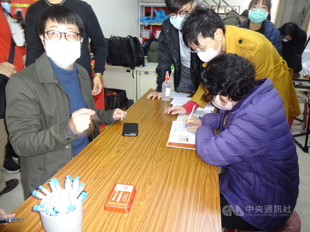 罷免高雄市長韓國瑜29日開始第二階段連署,Wecare高雄發起人尹立(左)出席「光復高雄」罷韓總部成立儀式,隨即受理連署書,現場有志工協助民眾填寫。中央社記者陳朝福攝 109年1月29日