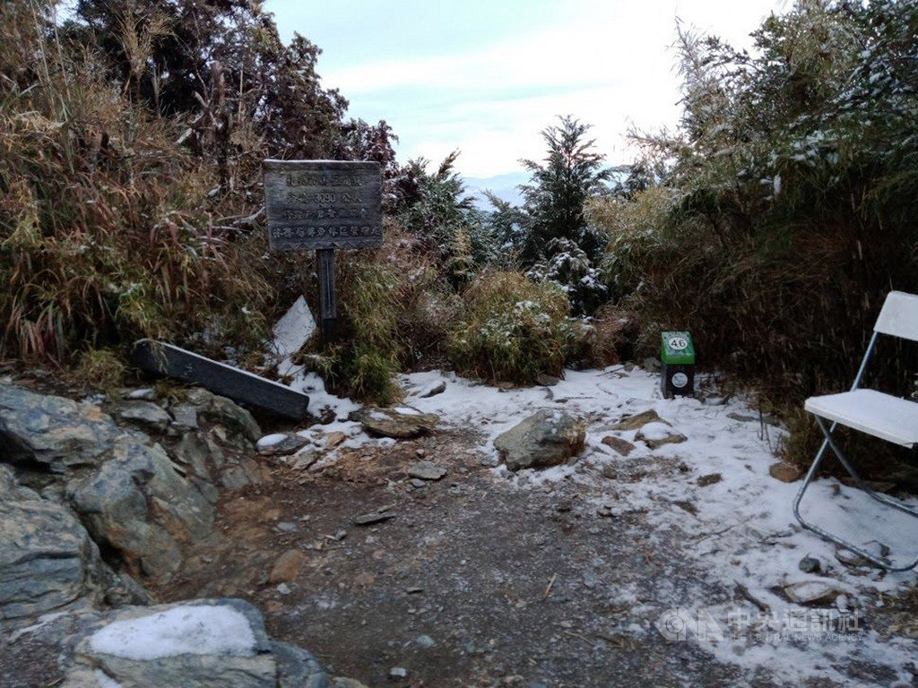 北大武山28日降下睽違15年的瑞雪,林務局屏東林管處人員29日上山踏查山上殘雪景象,提供有意上山民眾參考。(林務局屏東林管處提供)中央社記者陳朝福傳真 109年1月29日