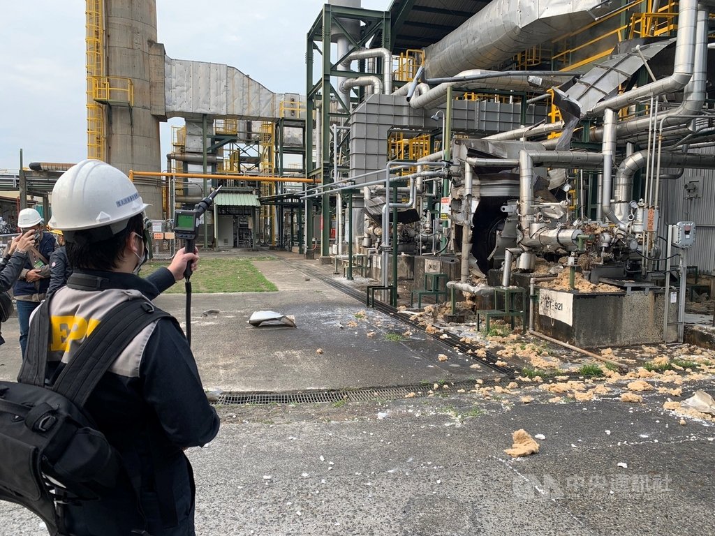 位於高雄市大社區的李長榮大社廠29日發生鍋爐爆炸意外並排放黑煙,高雄市環保局隨即派員到場稽查和依法告發。(高市環保局提供)中央社記者陳朝福傳真 109年1月29日