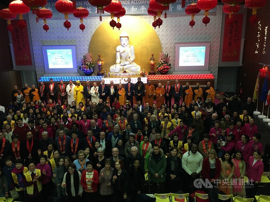 法國碧西聖喬治市的佛光山法華禪寺元旦舉辦多元宗教為世界祈和平獻燈音樂會,駐法代表吳志中(最後一排右9)出席,各大宗教代表約300人參與,展現宗教博愛精神。(駐法國台北代表處提供)中央社記者曾婷瑄巴黎傳真 109年1月29日