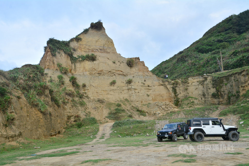 沿西濱公路(台15線)往南行駛,水牛坑就距林口發電廠以北約2.4公里處,峭壁黃土順山勢蜿蜒,有幾分神似美國大峽谷;不少吉普車或越野車玩家在這裡練習,或體驗征服嚴酷地形的快感。中央社記者黃旭昇新北攝 109年1月29日