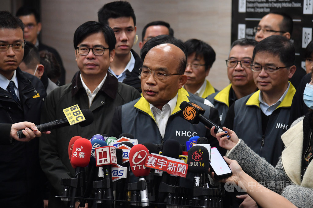 行政院長蘇貞昌(前中)29日上午視察及慰勉中央流行疫情指揮中心,受訪時強調口罩備量充足,籲請國人不要過度囤積。中央社記者林俊耀攝 109年1月29日