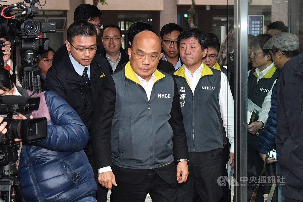 行政院長蘇貞昌(前中)29日上午視察及慰勉中央流行疫情指揮中心,衛福部長陳時中(前右)至門口接待。中央社記者林俊耀攝 109年1月29日