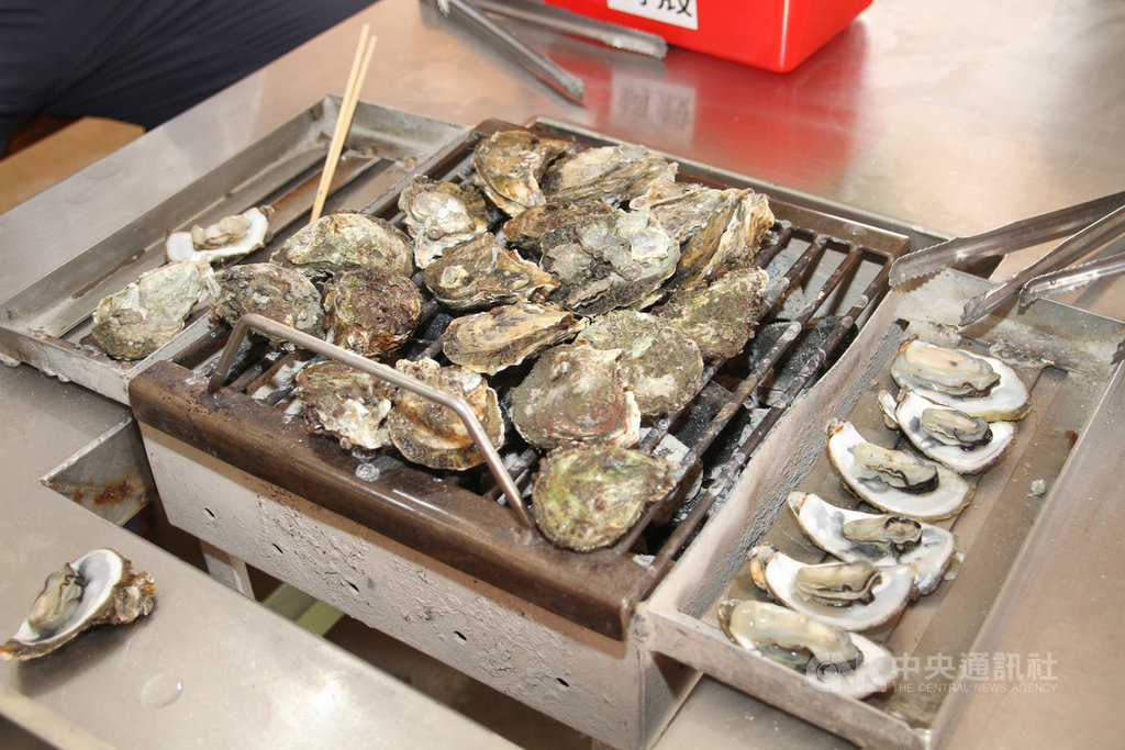 七股潟湖的養殖牡蠣產量大、品質佳,附近許多店家提供帶殼牡蠣現烤現吃的菜色,原汁原味相當受遊客喜愛。中央社記者楊思瑞攝 109年1月29日