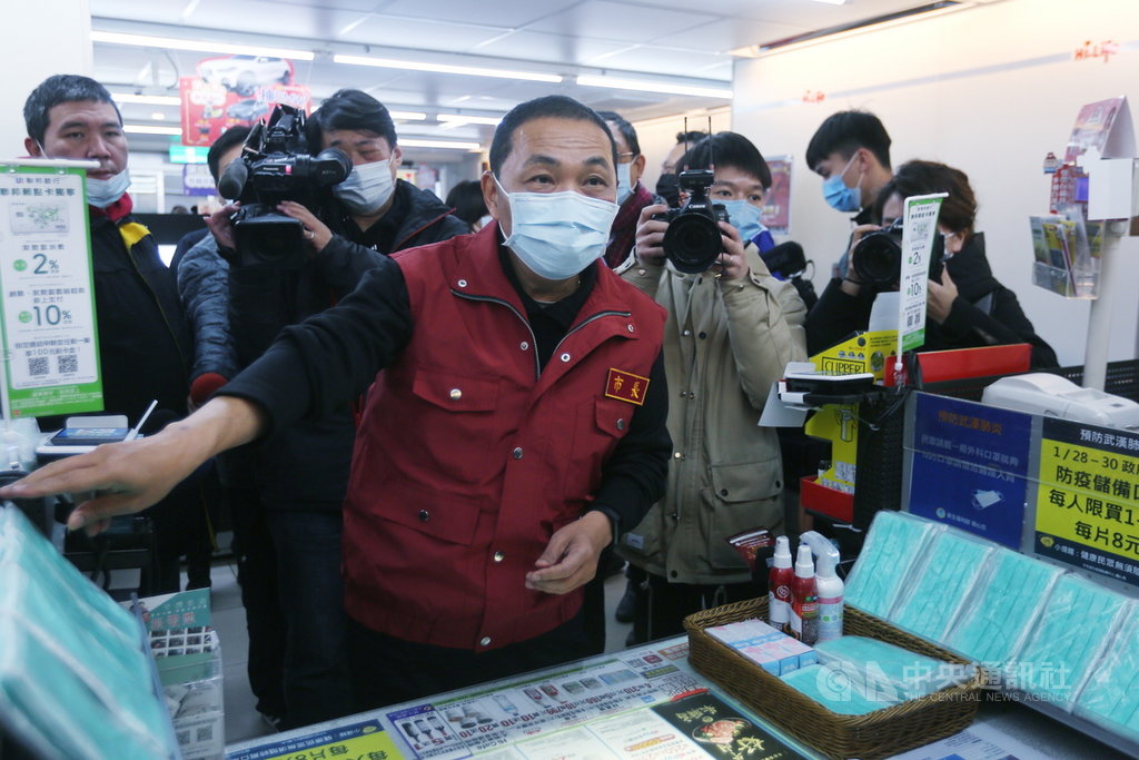 新北市長侯友宜(前)29日走訪萊爾富超商門市,看到櫃台最明顯區位都有口罩各類防疫物資供應無虞,他呼籲不需要囤貨,避免造成市場恐慌。(新北市府提供)中央社記者黃旭昇新北傳真 109年1月29日