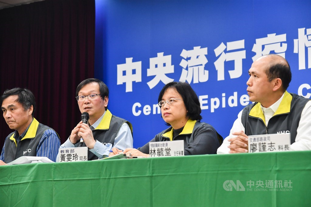 中央流行疫情指揮中心29日下午召開記者會,疾管署副署長莊人祥(左2)、內政部民政司司長林清淇(左)、教育部司長黃雯玲(右2)、勞動部職業安全衛生署主任秘書林毓堂(右)等出席。中央社記者林俊耀攝 109年1月29日