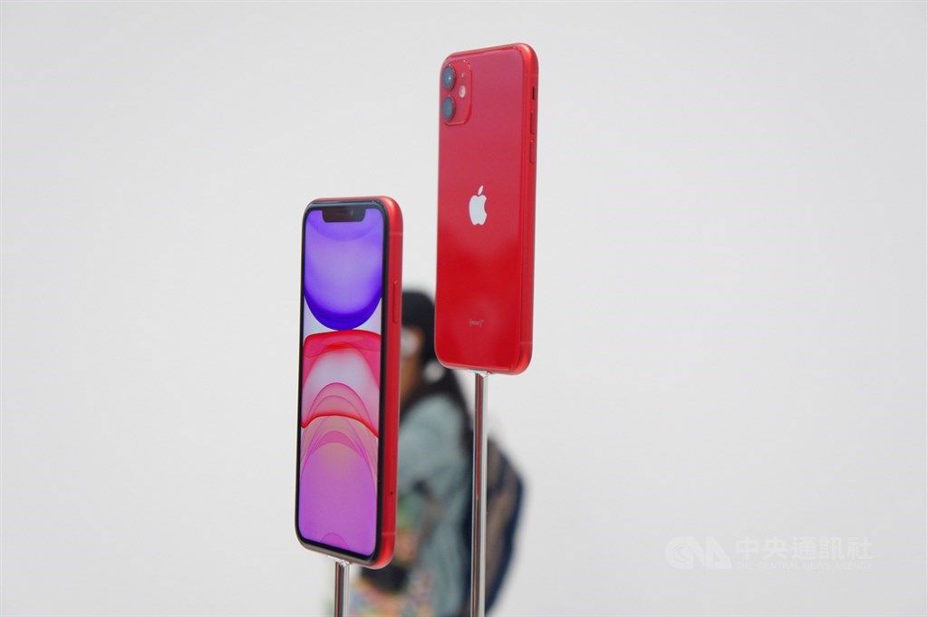 蘋果公司29日正式推出iOS 13.3.1軟體更新,圖為iPhone 11。(中央社檔案照片)