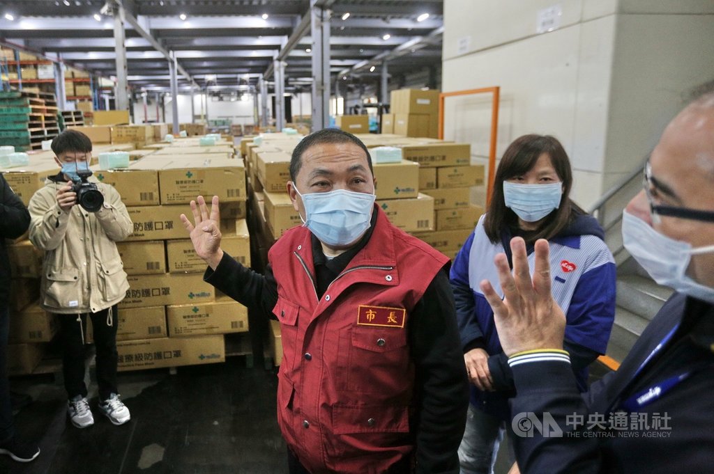 新北市長侯友宜(右3)29日前往新北市樹林萊爾富超商物流配送中心,實地了解醫療口罩、乾洗手等防疫物資供應情形。(新北市府新聞局提供)中央社記者黃旭昇新北傳真 109年1月29日