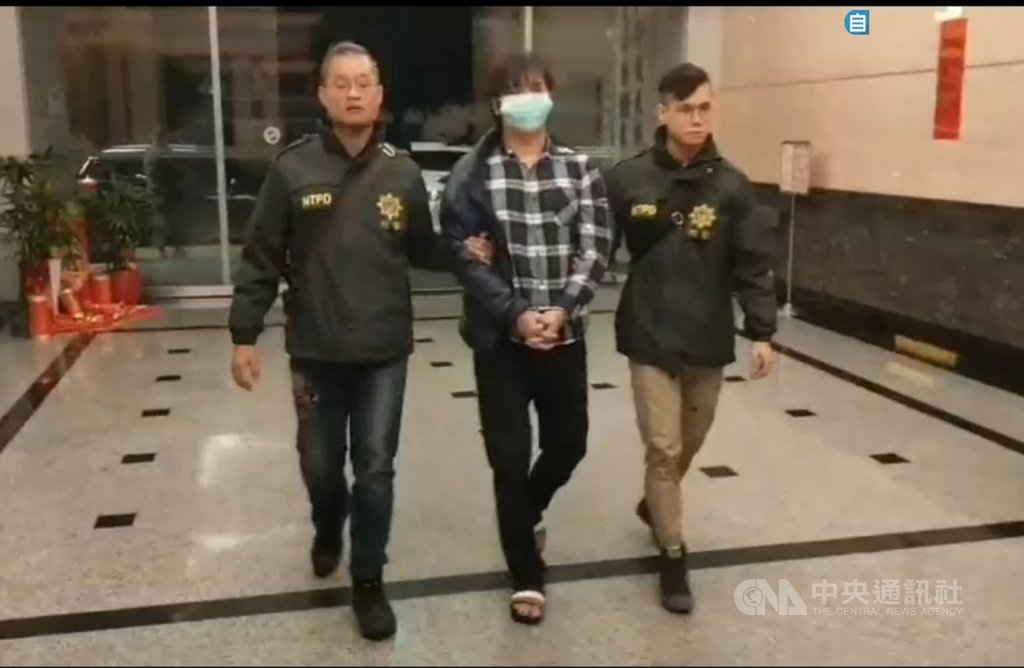 新北市林姓男子(中)涉嫌以汽油縱火自家彩券行,燒死自己母親,並造成姐姐重傷。警方29日凌晨逮捕林嫌,檢方晚間相驗後,警依殺人罪嫌移送。(翻攝畫面)中央社記者黃旭昇新北傳真 109年1月29日