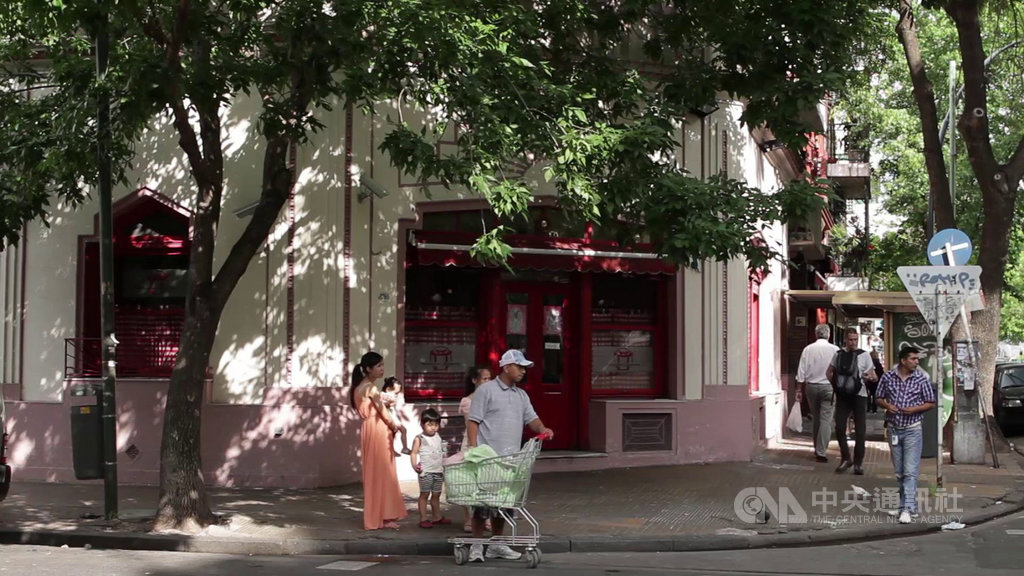 布宜諾斯艾利斯唐人街(Barrio Chino)有寺廟、華人食品超市、中式餐館,是當地著名的觀光景點。阿根廷導演羅德里格茲藉由拍攝唐人街,訴說台灣移民的故事。(羅德里格茲提供)中央社記者汪碧治布宜諾斯艾利斯傳真 109年1月29日