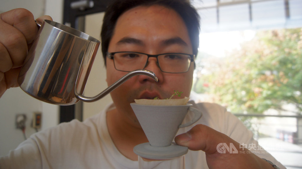 許晉榮設計清水模花器,最新推出的咖啡系列,將迷你花器設計成咖啡器具,即可愛又讓人感到療癒。中央社記者吳哲豪彰化攝 109年1月29日