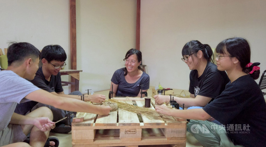 苗栗縣公館鄉石墻村曾有草鞋庄美名,8年級生蔡依紜組成「青履客」團隊和社區居民合作,盼傳承這些在地特色文化。(蔡依紜提供)中央社記者許秩維傳真 109年1月29日
