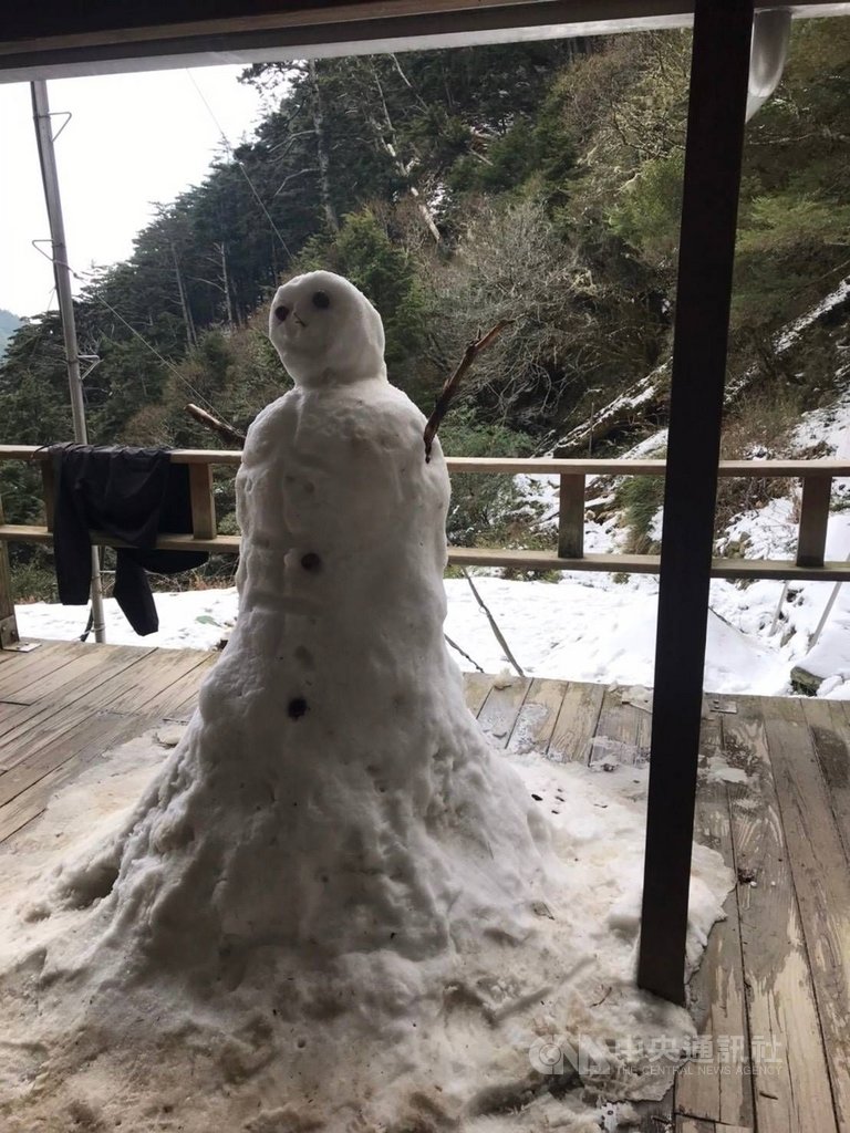 台東嘉明湖國家步道於28日凌晨開始飄雪,自海拔2880公尺向陽山屋至海拔3340公尺嘉明湖,都被皚皚白雪覆蓋,山友在向陽山屋堆一個人高的雪人。(山友陳哲源提供)中央社台東傳真 109年1月29日