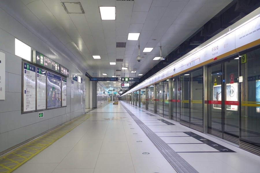 受武漢肺炎疫情影響,北京地鐵6號線車站內29日不見乘客候車。(中新社提供)