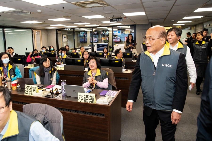 行政院長蘇貞昌(前右)29日視察及慰勉中央流行疫情指揮中心,聽取相關部會防疫作為報告。(行政院提供)