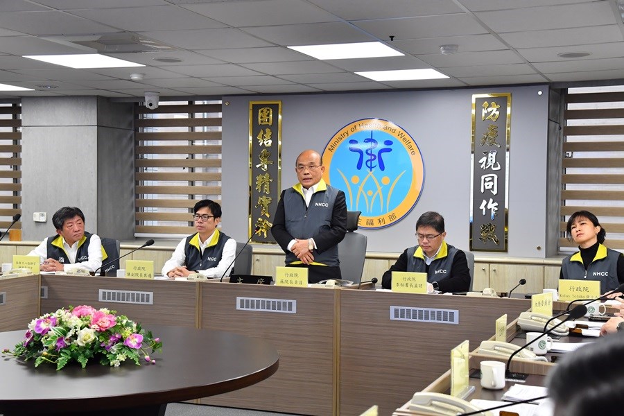 行政院長蘇貞昌(立者)29日視察及慰勉中央流行疫情指揮中心時表示,武漢肺炎情勢有擴大且險峻,各部會應做好管理與管制,「不能有任何破口」。(行政院提供)中央社
