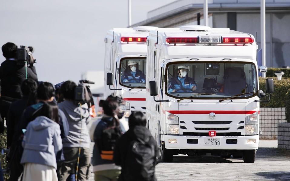 日本政府專機29日將200名左右日籍公民返回東京,並派出醫療專車將返國民眾接送至醫療檢疫單位。(共同社提供)