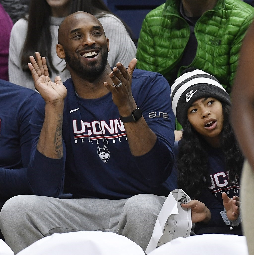 NBA洛杉磯湖人隊傳奇球星布萊恩(左)與二女兒吉安娜(右)1月26日搭乘私人直升機墜毀,機上9人全數罹難。(檔案照片/美聯社)