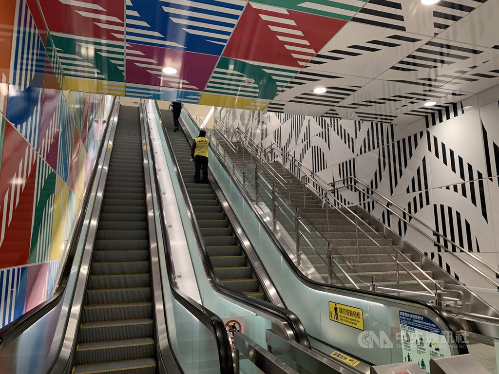 新北捷運環狀線31日上午10時將舉辦通車典禮,並自同日下午2時起正式營運。圖為環狀線板橋站手扶梯,周邊牆面設計搶眼。中央社記者葉臻攝 109年1月30日